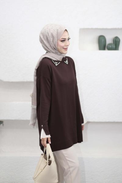 Yakası Taşlı Kolu Fırfırlı Merserize Tunik Kahverengi